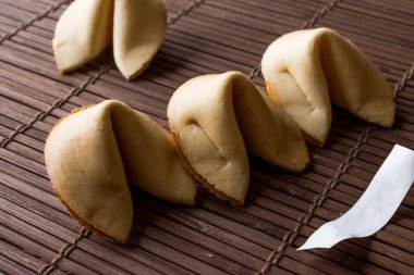 Bambu hasır Chopsticks ve kağıt üzerinde Çin fal kurabiyesi