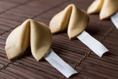 Bambu hasır Chopsticks ve kağıt üzerinde Çin fal kurabiyesi