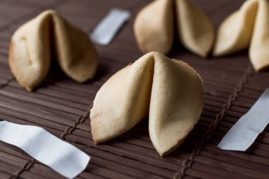 Bambu hasır Chopsticks ve kağıt üzerinde Çin fal kurabiyesi