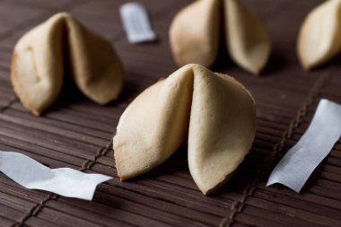 Bambu hasır Chopsticks ve kağıt üzerinde Çin fal kurabiyesi