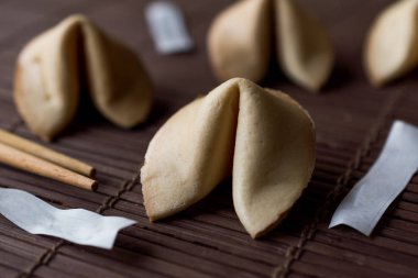 Bambu hasır Chopsticks ve kağıt üzerinde Çin fal kurabiyesi