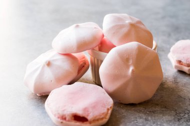Pembe Meringues yemeye hazır. Şekerlemeler.