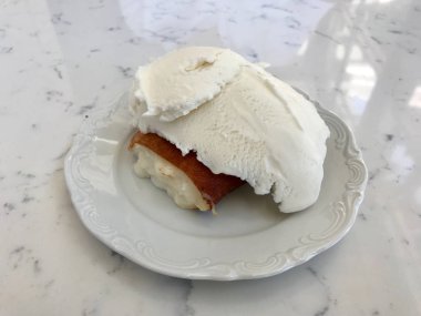 Dondurmalı Türk Sütlü Puding Kazandibi. Geleneksel Tatlı.