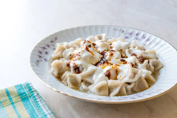 Türkischer Manti Manlama Ravioli Mit Joghurt Und Frittierter Buttersoße Traditionelle — Stockfoto