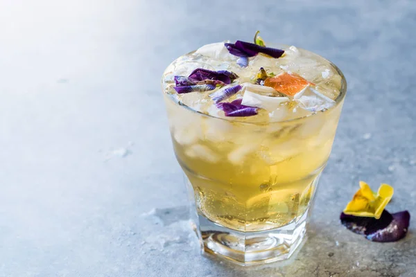 Cocktail Chá Gelado Com Ervas Com Flores Comestíveis Gelo Esmagado — Fotografia de Stock