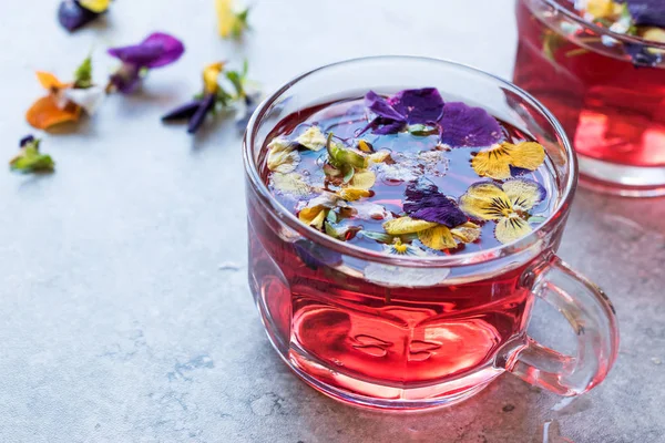 食用花で赤ハーブ茶 有機飲料 — ストック写真