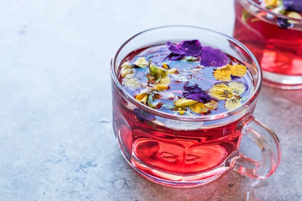 食用花で赤ハーブ茶 有機飲料 — ストック写真