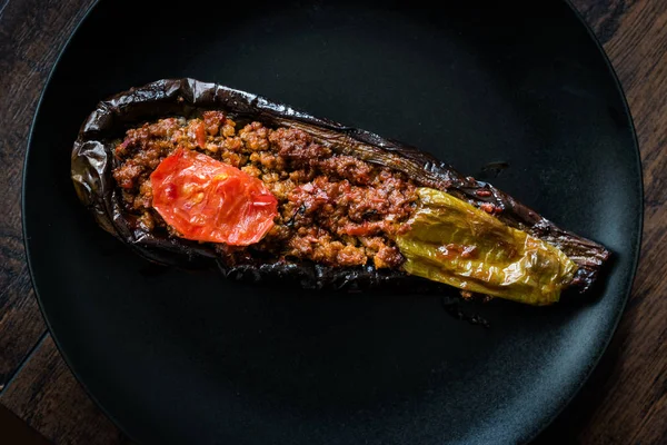 Karniyarik - Berinjelas recheadas, beringelas com carne moída e legumes assados com molho de tomate. Alimentos orgânicos tradicionais . — Fotografia de Stock