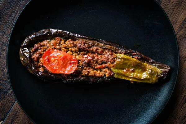 Karniyarik - Berinjelas recheadas, beringelas com carne moída e legumes assados com molho de tomate. Alimentos orgânicos tradicionais . — Fotografia de Stock