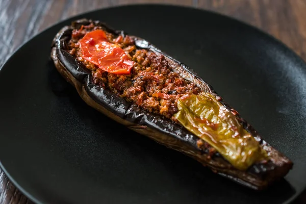 Karniyarik Melanzane ripiene, melanzane con carne macinata e verdure cotte con salsa di pomodoro. Alimenti biologici tradizionali . — Foto Stock