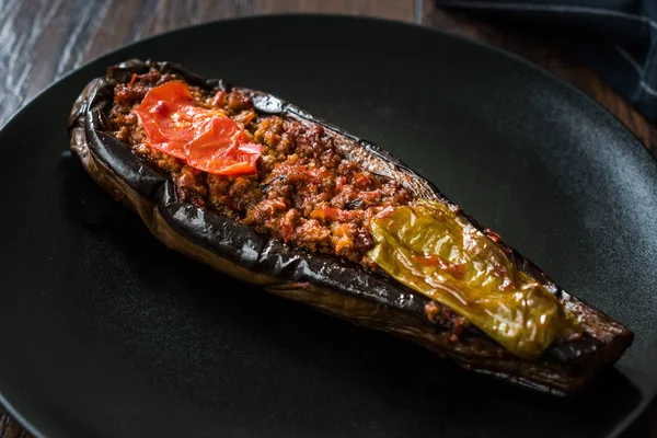 Karniyarik Melanzane ripiene, melanzane con carne macinata e verdure cotte con salsa di pomodoro. Alimenti biologici tradizionali . — Foto Stock