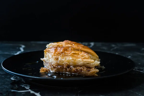 Домашний турецкий десерт Органическая Баклава с медом — стоковое фото
