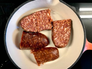 Çiğ Türk Sosisi Kahvaltıda Tavada Pişmeye Hazır / Sujuk. Geleneksel Yemek.