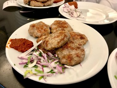 Türk Köfteli Kofte / Kofta soğanlı ve acı biberli domates soslu, tabakla servis edilen.