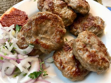 Türk Köfteli Kofte / Kofta soğanlı ve acı biberli domates soslu, tabakla servis edilen.