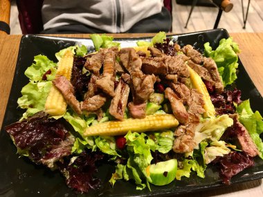 Dilimlenmiş biftekli salata, yeşil yapraklı ve kırmızı Meksika Böbrekli. Organik Gıda.