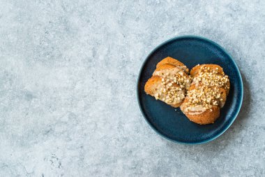 Şerbet, Tahin, Peynir ve Fındık tozlu Türk Tatlısı. Geleneksel Tatlı.