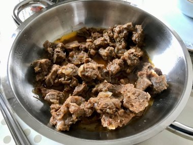 Metal kapta Türk ve Arap Geleneksel Ramazan Gıda Kuzu Kavurma Guvec. Organik Gıda.