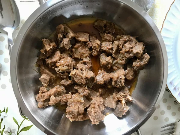 Turco y árabe tradicional Ramadán Comida Cordero Kavurma Guvec en Metal Pot. Alimentos ecológicos . — Foto de Stock