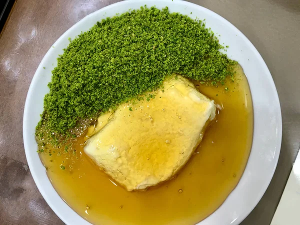 Τούρκικο μέλι με κρέμα βουτύρου και Pistachio Powder / Bal Kaymak. Βιολογικά τρόφιμα. — Φωτογραφία Αρχείου