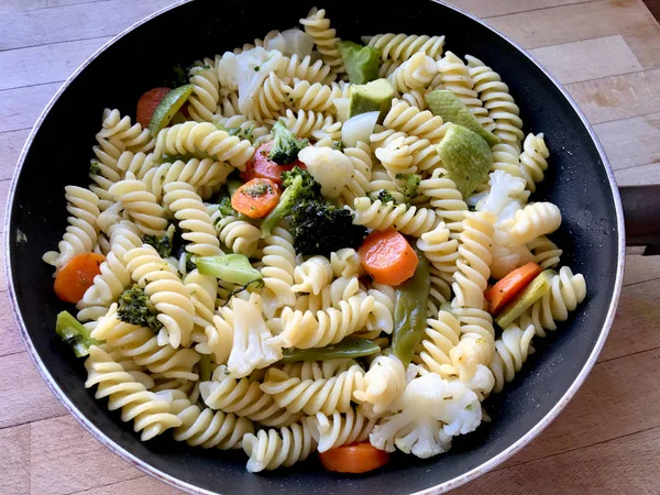 Fusilli Spiral Auger Pasta Spaghetti with Boiled Vegetables in Pan. Traditional Organic Food. — Stock Photo, Image
