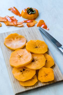 Tahta Tahtada Bıçakla Kesilmiş Hurma Dilimleri.