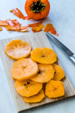 Tahta Tahtada Bıçakla Kesilmiş Hurma Dilimleri.