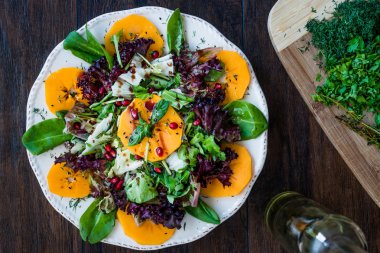 Nar aromalı hurma salatası, Lollo Rosso Marul, Rocket Arugula veya Rucola ve Nane Yaprakları. Organik Gıda.