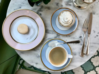 Cafe Shop 'ta kahve ve kremalı makarna mermer masada servis edilir. Yemeye hazır..