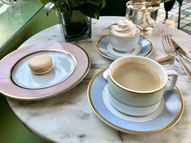 Cafe Shop 'ta kahve ve kremalı makarna mermer masada servis edilir. Yemeye hazır..