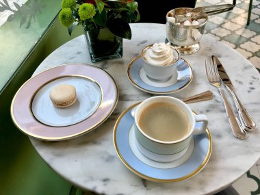 Cafe Shop 'ta kahve ve kremalı makarna mermer masada servis edilir. Yemeye hazır..