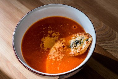 Parmesanlı Domates Çorbası Doğal Işık ve Güneş Işığında Peynirli Ekmek.