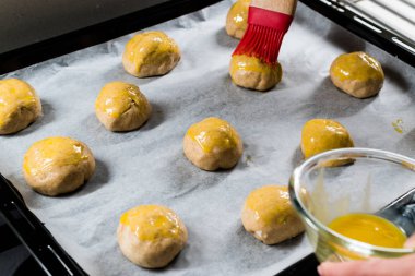 Ham Ev Yapımı Türk Pastaları Pogaca ile Kara Cumin ve Susam Tohumu Fırın tepsisinde Kağıt Kağıt Çarşaf Pişirmeye ve Yağlamaya Hazır Bush. 