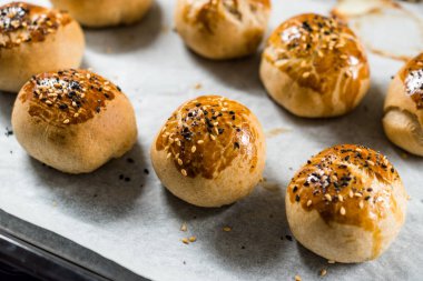 Kara kimyon ve Susam Tohumu ile Ev Yapımı Türk Pastaları Tepsisi Üzerinde Kâğıt Tohumu.