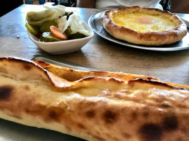 Yerel Restoranda Turşulu Türk Geleneksel Paketi.