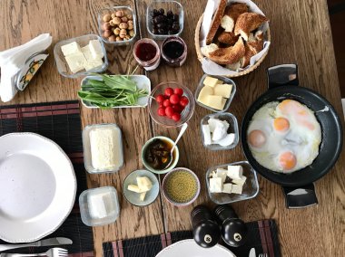 Simit ve Kızarmış Yumurtalarla Türk Kahvaltısı.