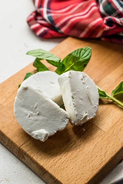 Rebanadas de queso de cabra en tablero de madera. Listo para comer . —  Fotos de Stock