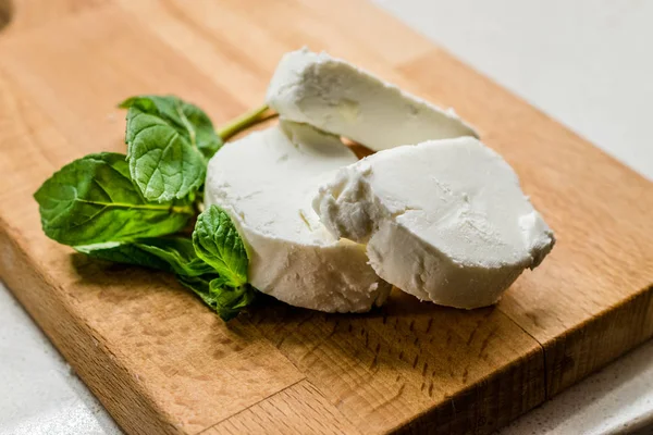 Rebanadas de queso de cabra en tablero de madera. Listo para comer . — Foto de Stock