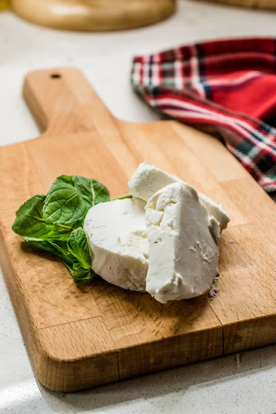 Tranches de fromage de chèvre sur planche de bois. Prêt à manger . — Photo
