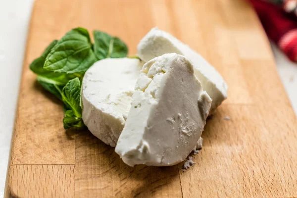 Fette di formaggio di capra su tavola di legno. Pronto da mangiare . — Foto Stock