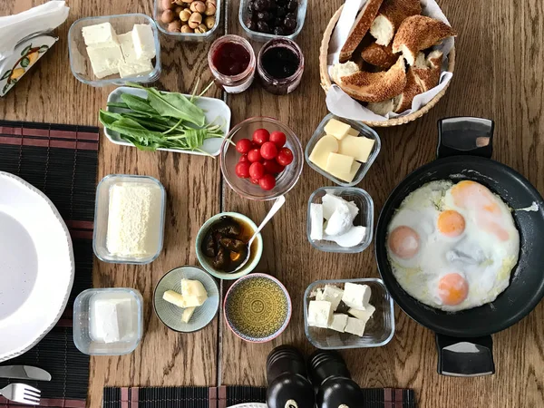 Türkisches Frühstück mit Bagel simit und Spiegeleiern. — Stockfoto