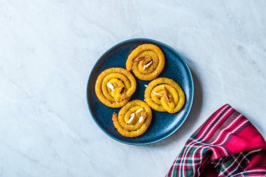 Jalebi ya da Jilbi ya da Imarati, Hint tatlısıyla kızartılmış saf ghee Gujarat Çıtır Fafda..