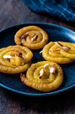 Jalebi ya da Jilbi ya da Imarati, Hint tatlısıyla kızartılmış saf ghee Gujarat Çıtır Fafda.. 