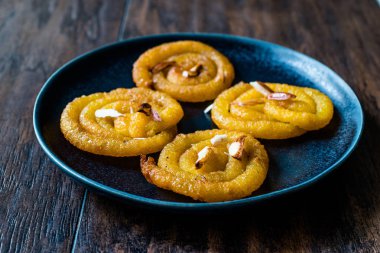 Jalebi ya da Jilbi ya da Imarati, Hint tatlısıyla kızartılmış saf ghee Gujarat Çıtır Fafda.. 