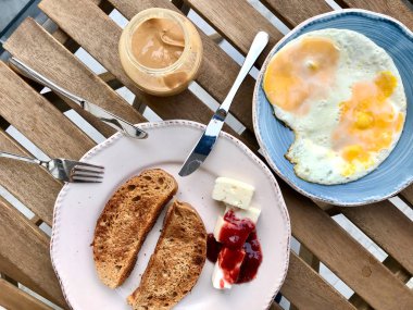 Ev yapımı Fıstık Ezmesi ve kızarmış yumurta ve ekmek..