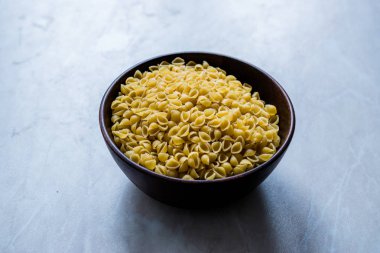 Tahta Kâse 'de İtalyan Çiğ Makarna Kabuğu Conchiglie / Conchiglioni. Kullanmaya Hazır.