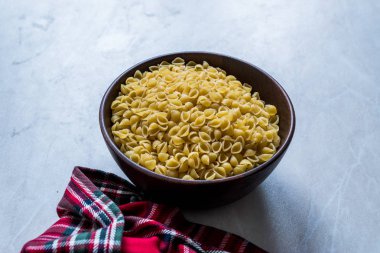 Tahta Kâse 'de İtalyan Çiğ Makarna Kabuğu Conchiglie / Conchiglioni. Kullanmaya Hazır.