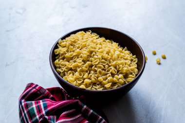 Tahta Kâse 'de İtalyan Çiğ Makarna Kabuğu Conchiglie / Conchiglioni. Kullanmaya Hazır.