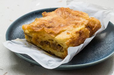 Kıymalı Türk Borek ve Tahta Tahta Tahtada Kağıt. Geleneksel Yemek.