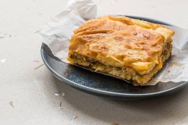 Kıymalı Türk Borek ve Tahta Tahta Tahtada Kağıt. Geleneksel Yemek.